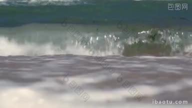 近距离拍摄的海浪与泡沫冲刷海岸在海边的暑假